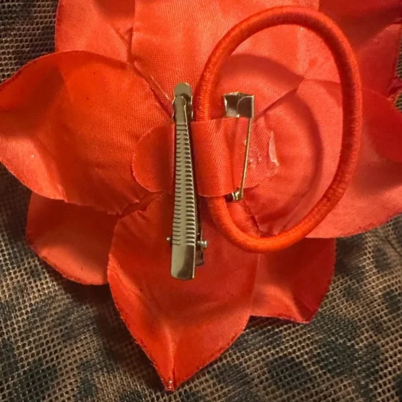 Red rose hair accessory - Picture 2 of 3
